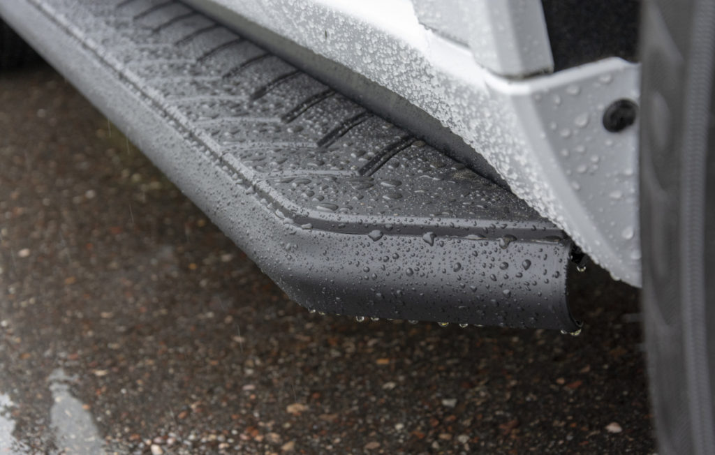 ARIES Black AeroTread SUV Running Boards Rainwater